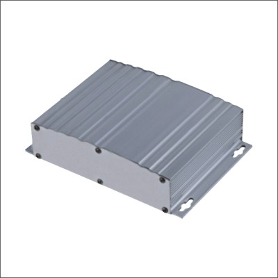 外壳由铝合金拉伸成型，表面氧化处理。 具有较强的散热性能（表面喷黑漆效果更佳）及电磁屏蔽性能。 标准定货含前后面板及固定螺钉。 壳体深度尺寸根据需要可任意定制。